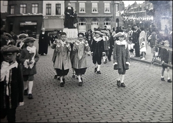 Procession09061947-05.jpg